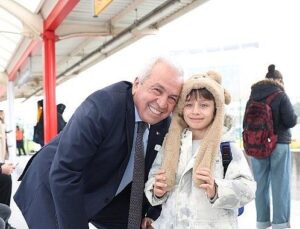 Lider Şadi Özdemir’den mesai öncesi metro sürprizi