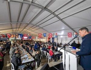 Lider Tugay, arife gününde Urlalılarla oruç açtı