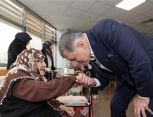 Lider Tugay huzurevi sakinleriyle bayramlaştı