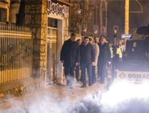 Lider Tugay yol işçileriyle gece mesaisinde buluştu