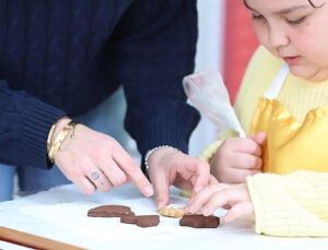 Menderes’in Manisiz Konutu’nda Kurabiye Aktifliği