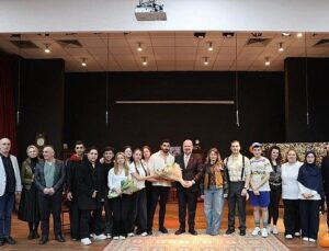 Menemenli oyuncular sahnede yıldızlaştı