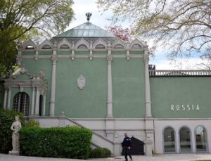 MEPs urge Commission leaders to stop Russia from returning to the Venice Biennale