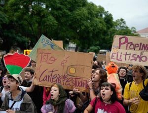 Portugal: Students protest for better conditions and against tuition fees