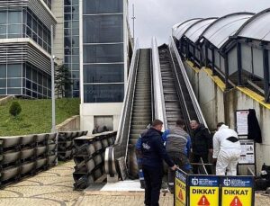 Yürüyen merdivenler saat üzere işliyor