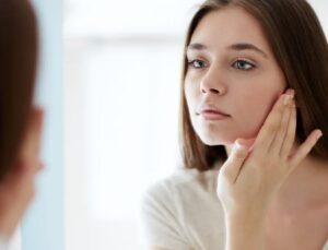 Yüzdeki Şişkinlik Ödem mi, Yanlış Cilt Bakımı Rutini Sonucu mu?