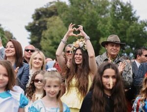 15. Memleketler arası Alaçatı Ot Şenliği’nin görkemli korteji ve 23 Nisan gururu bir ortada