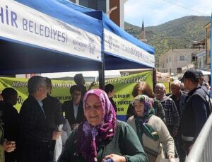 Başkan Çerçioğlu Ata Tohumlarından Yetiştirilen Binlerce Fideyi Karacasu ve Koçarlı’da Vatandaşlarla Buluşturdu