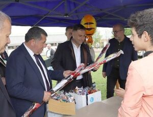 Bayındır’da 23 Nisan Coşkusu Gökyüzüne Taşındı: Stadyumda Uçurtma Şenliği