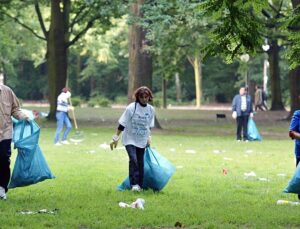 Berlin offers free entry for litter picking to make tourists do their bit