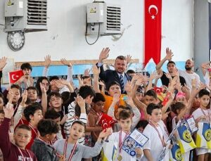 Buca’da 23 Nisan coşkusu havuza taşındı