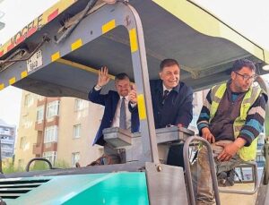 Buca’da asfalt seferberliği: Lider Tugay ve Lider Duman sahada!