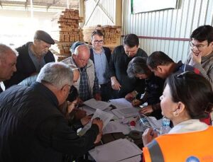 Büyükşehir arı kovanı hibesi ile üreticilerin yüzünü güldürüyor