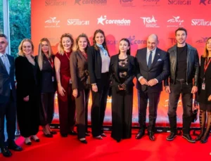 Corendon Airlines, Özge Yağız ve Yusuf Çim’i Varşova’da hayranlarıyla buluşturdu