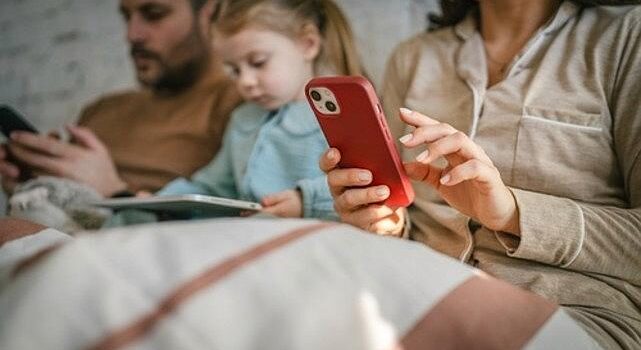 Denetimsiz Ekran Kullanımı Psikolojimizi Nasıl Etkiliyor?