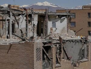 Diplomats try to arrange second round of US-Iran talks during first day of American blockade