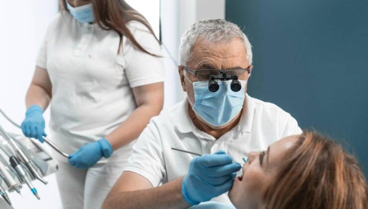 Diş Hekimliğinde Uzmanlık Çıkmazı: “Kadro Bekliyoruz, Uzmanlık Artık Sığınak Değil!”