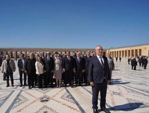 Edremit Belediyesi Ata’nın huzuruna çıktı