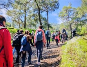 Efes Mimas Yolu’nda bahar yürüyüşü