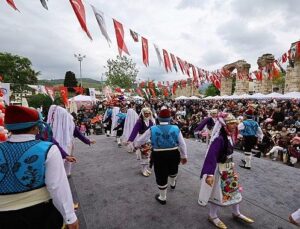 Efes Selçuk’ta 23 Nisan Coşkusu: Çocuklar Bayramlarını Şenlikle Kutladı