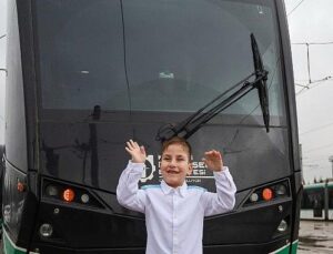 Hayal etti, 6 yaşında vatman oldu