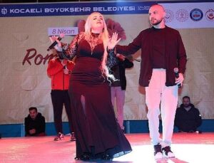 ‘İlle de Roman olsun’ Kent Meydanı’nı salladı