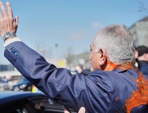 Iran’s exiled crown prince Reza Pahlavi splattered with red liquid in Berlin