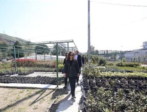 Karşıyaka Belediyesi üretiyor, parklar çiçek açıyor