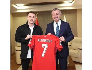 Kerem Aktürkoğlu’ndan Lider Büyükakın’a Ulusal forma