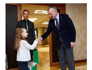 Lider Büyükakın, koltuğu çocuklara bıraktı