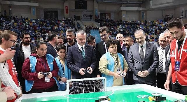 Lider Büyükakın, robot yarışına katıldı, Kocaelisporlu futbolcularla maç yaptı