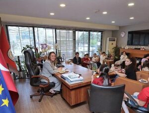 Lider Keyifli makamını çocuklara devretti