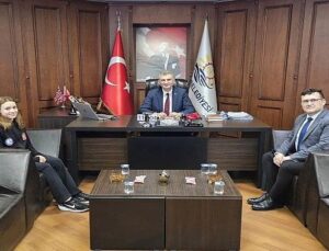 Lider Sezer Şampiyon Ulusal yüzücü Gökalp’i Tebrik Etti