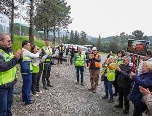 Maltepe’de, belediye-gönüllü iş birliğiyle ormanlık alan çöplerden arındırıldı