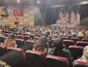 Manisa Kent Tiyatrosu ‘Sen İstanbul’dan Daha Güzelsin’ oyununu ağırladı