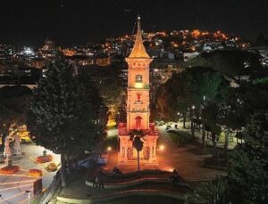 Saat Kulesi gündüz öteki gece diğer hoş