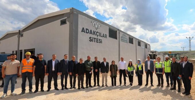 Başkan Şahin, Gazi Konut Tarafından Yapılan Yeni Adakçılar Sitesi’ni İnceledi