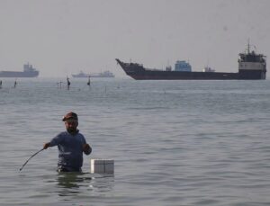 Breaking news.      Iranian military claims it prevented US Navy ships from entering Strait of Hormuz