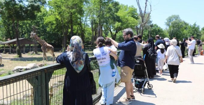 Bursa Hayvanat Bahçesi’ne Bayramda Ziyaretçi Akını