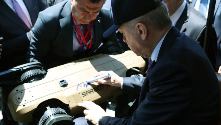 Cumhurbaşkanı Erdoğan, SARSILMAZ Standında SARBOT L1’i İnceledi