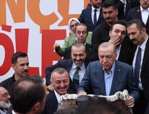 Erdoğan’a forma imzalattı
