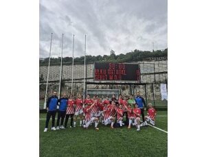 İzmirli Kız Futbol Ekibi Türkiye Şampiyonu Oldu