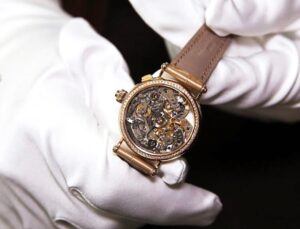 Naples: 12 thieves arrested for robbing tourists of luxury watches in Spain