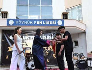 Öğrencilerin mezuniyet sevinci