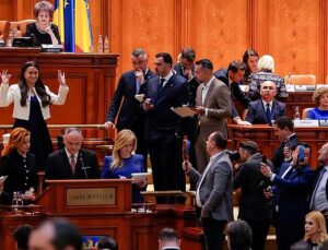 Romania’s pro-EU coalition collapses after prime minister fails no-confidence vote