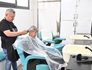 Taşınabilir Kuaför ‘den huzurevi sakinlerine bayram tıraşı