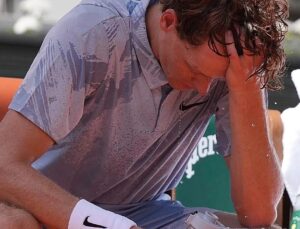 Top-ranked Jannik Sinner crashes out of French Open after apparent struggle with heat