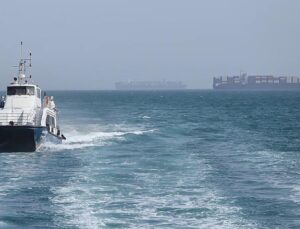 US threatens ‘devastating’ response to any Iranian attacks on shipping