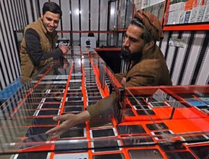 Afghan government staff told to abandon smartphones or face prison sentence