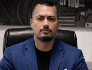 Atakan Taşur Türkiye’den Türk Dünyasına uzanan muvaffakiyet kıssasıyla dikkat çekiyor